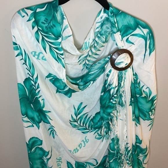 Hawaii Sarong Wrap With Fringe and Wooden Clasp White and Green Tropical Design - Picture 3 of 14